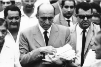 Manrique llevando soluciones como funcionario en Tucum�n, 03/03/72